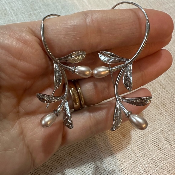 Delicate flower Leaf Earrings - Picture 3 of 4